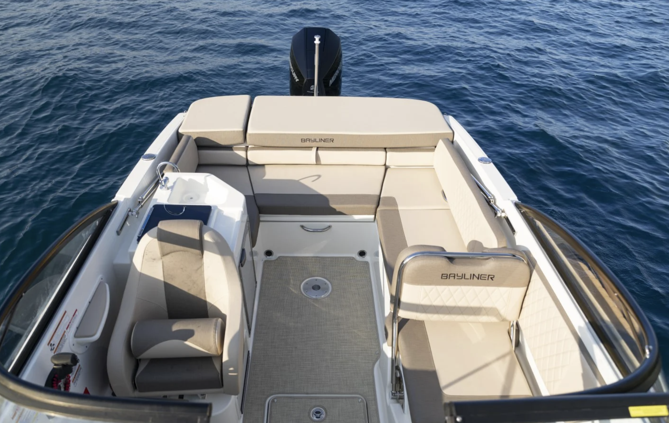 Bayliner VR6 galinė poilsio zona