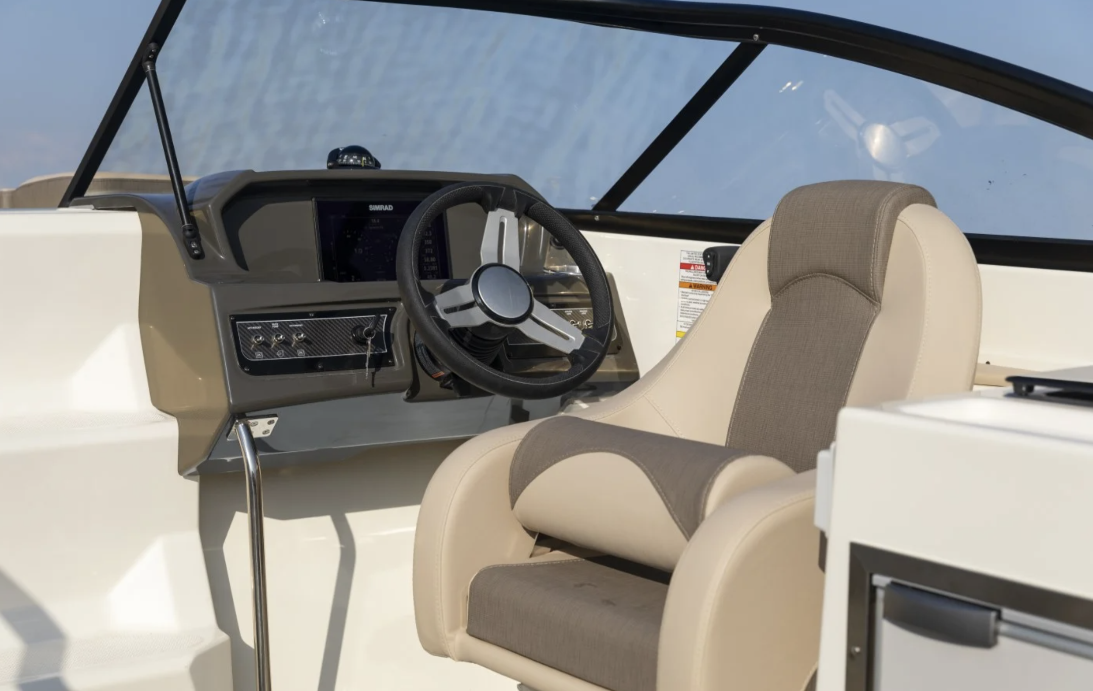 Bayliner VR6 vairavimo vieta