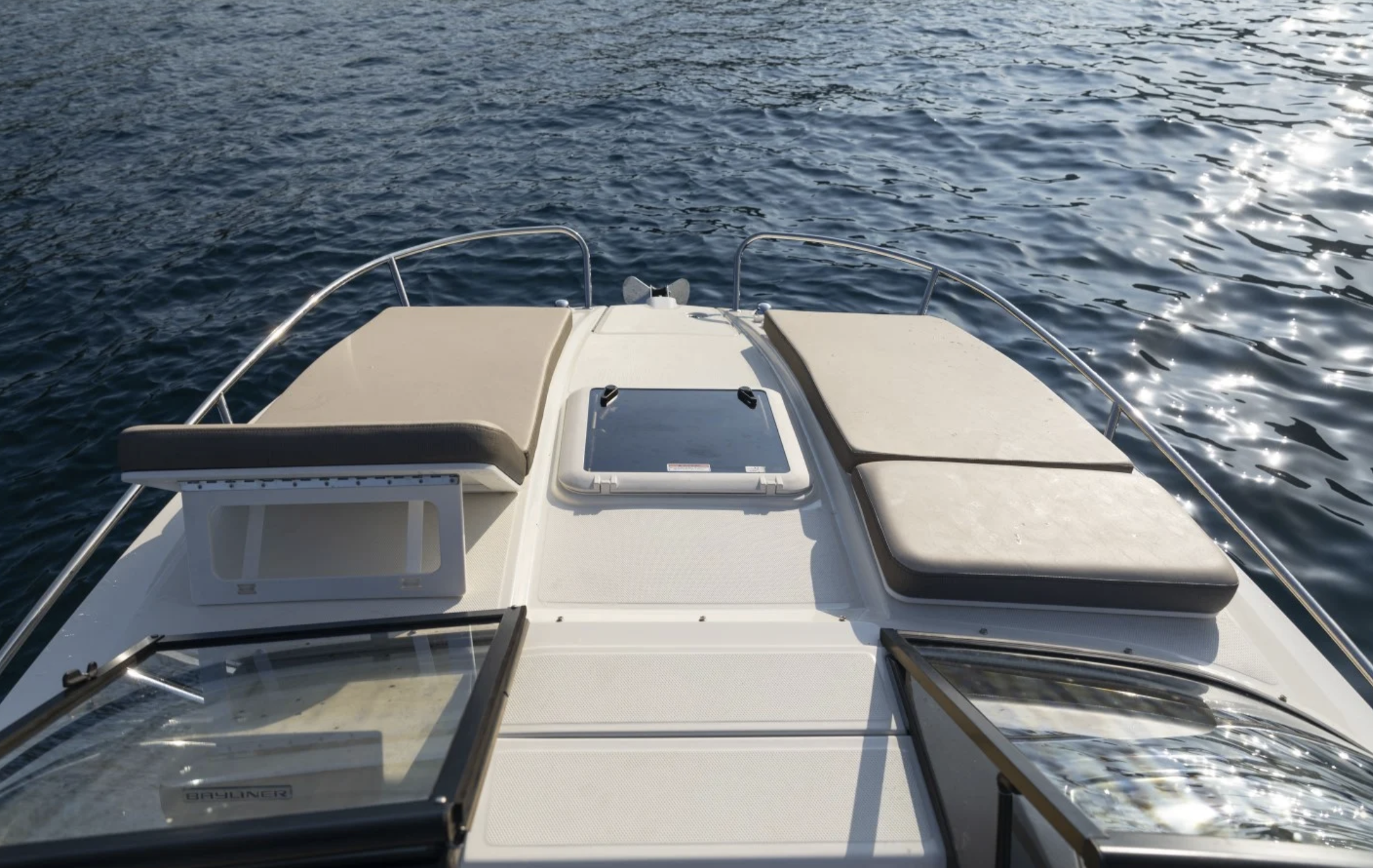 Bayliner VR6 priekinė saulės zona
